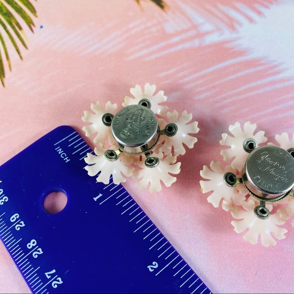 Rare Glamour Magic pale pink plastic rhinestone magnetic flower earrings - Picture 2 of 6